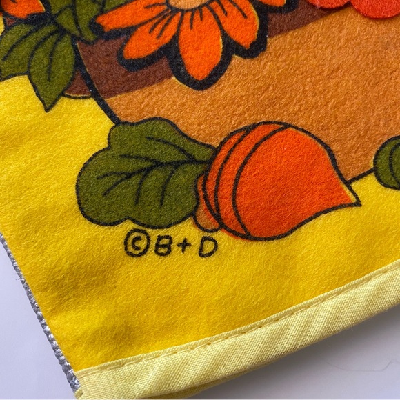 Very vintage 1970s bright yellow and floral print with felt posies oven mitt - Picture 5 of 5